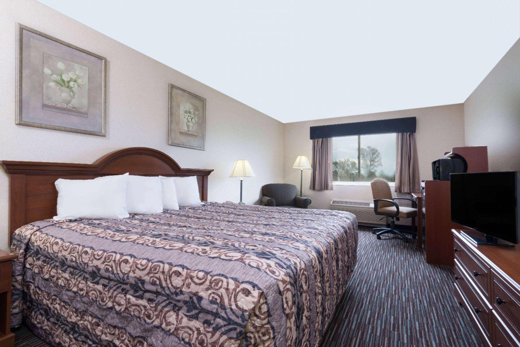 Baymont By Wyndham Columbus/Rickenbacker Hotell Exteriör bild